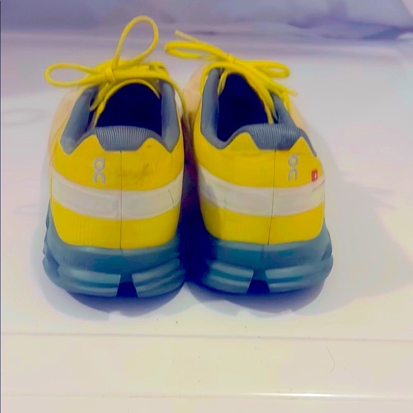 On Running Yellow and Gray Sneakers Modern Athletic Design - Picture 2 of 4